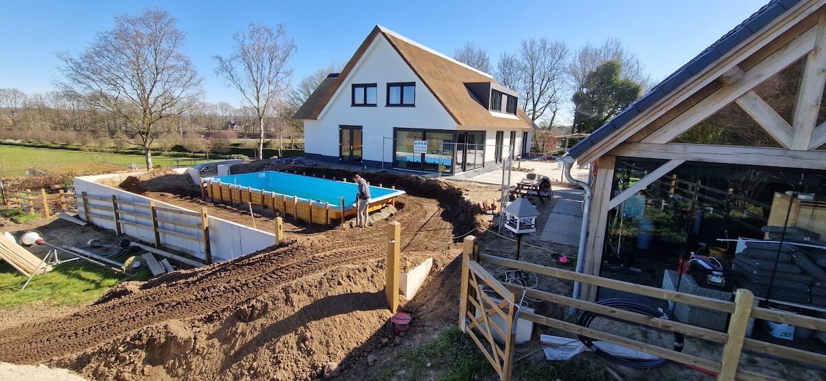 Plaatsing prefab-zwembad door Evermade Tuinen