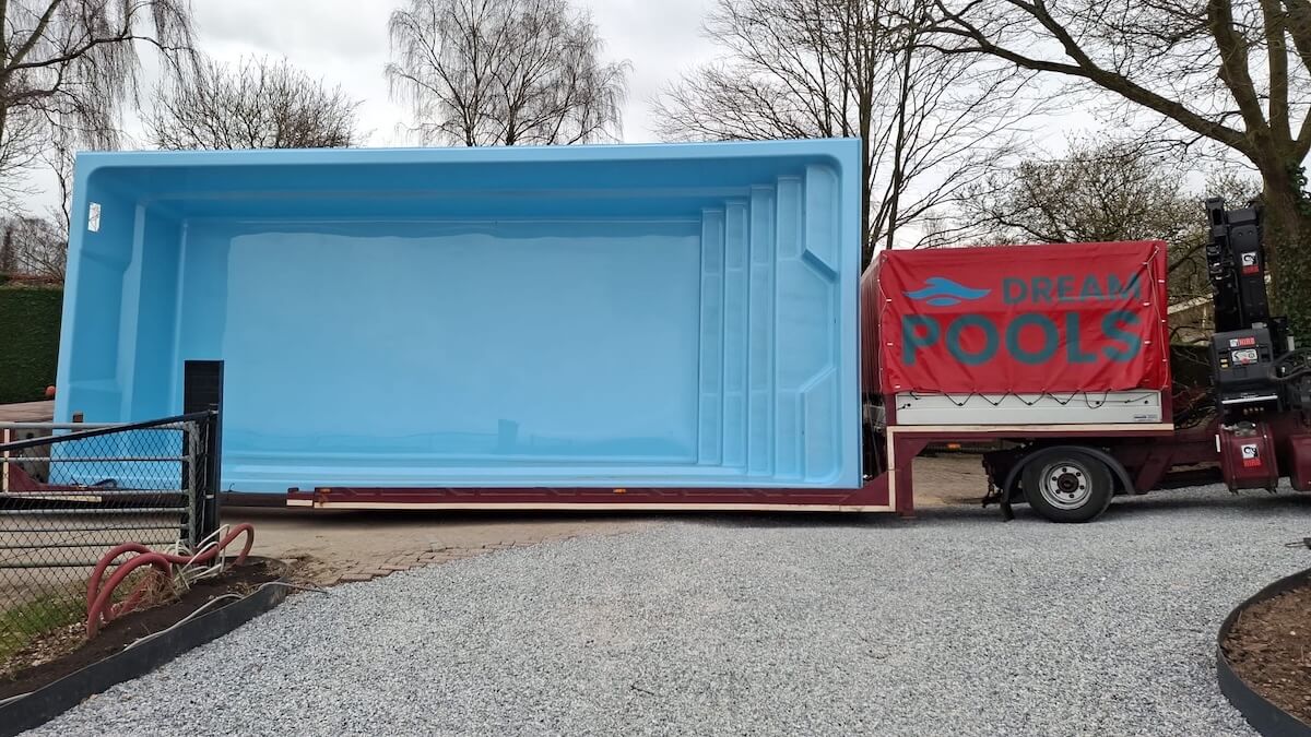 Transport en levering prefab-zwembad